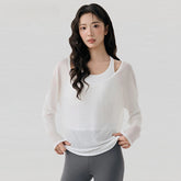 Layered with a two-piece yoga suit with a sense of luxury