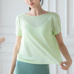 A slender and loose short-sleeved shirt with an open back and a beautiful back