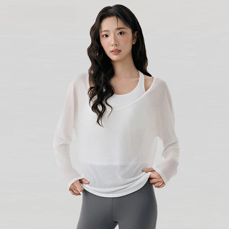 Layered with a two-piece yoga suit with a sense of luxury