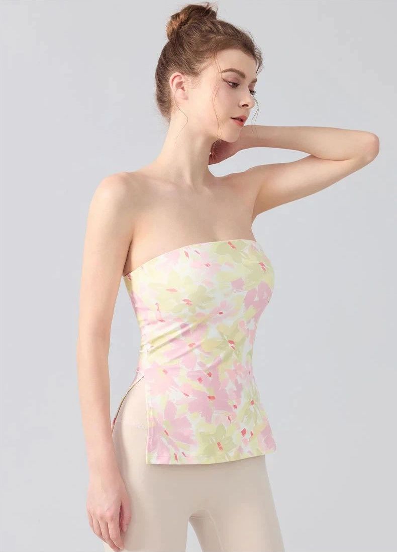 A niche sweet and hot girl wraps her breasts around her shoulders