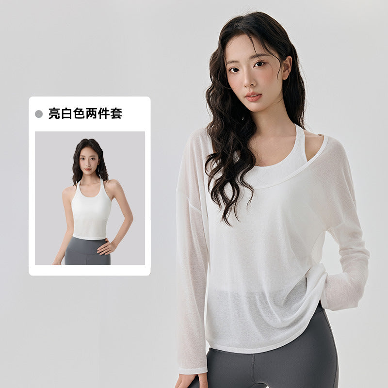 Layered with a two-piece yoga suit with a sense of luxury