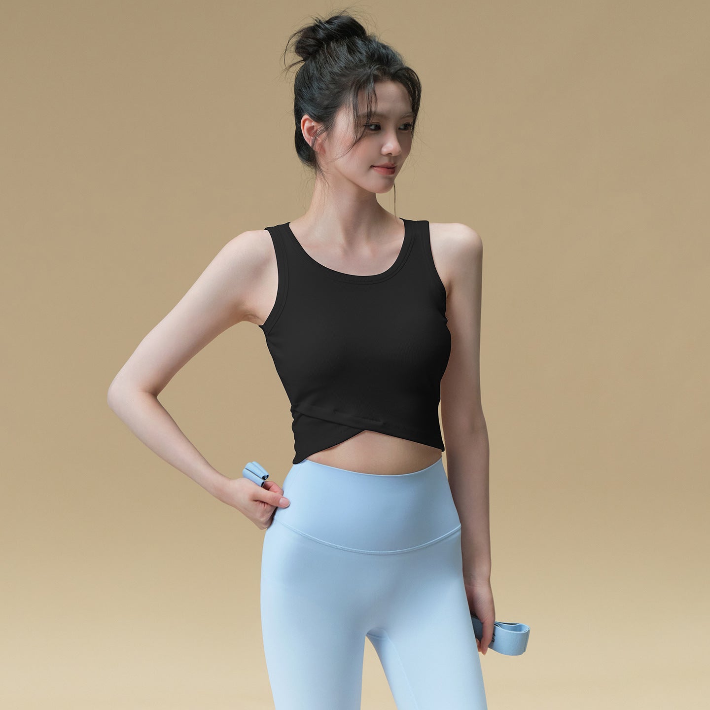 Wear a running Pilates training fitness top outside