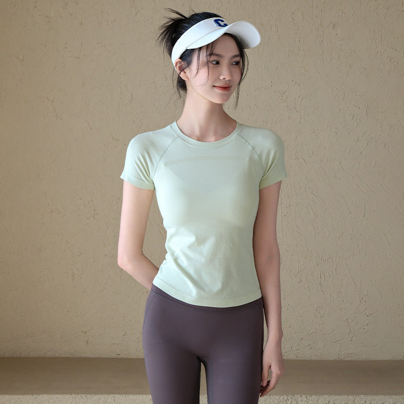 Breathable and slim with short sleeves