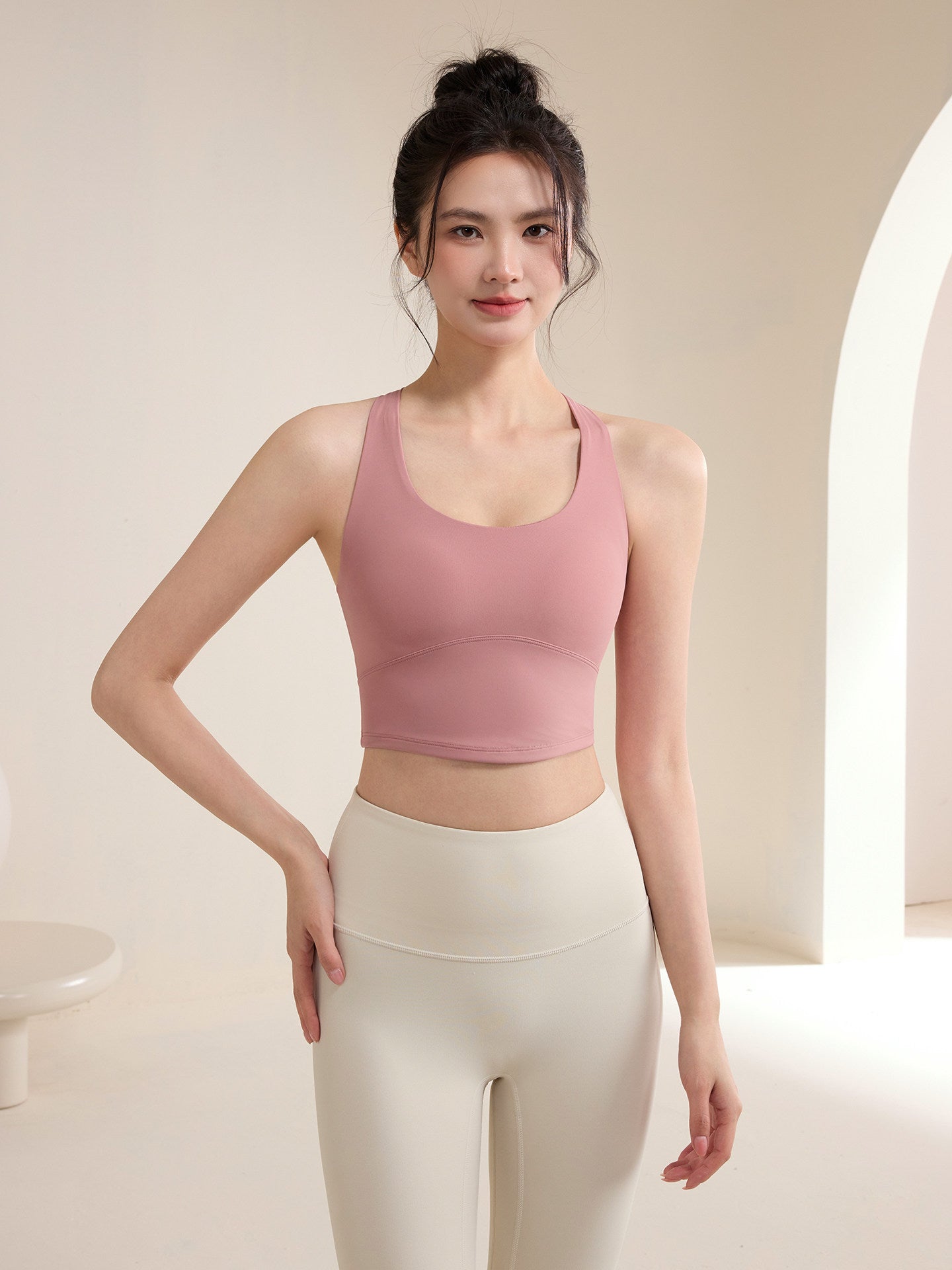 Shockproof sports bra with wide shoulder straps