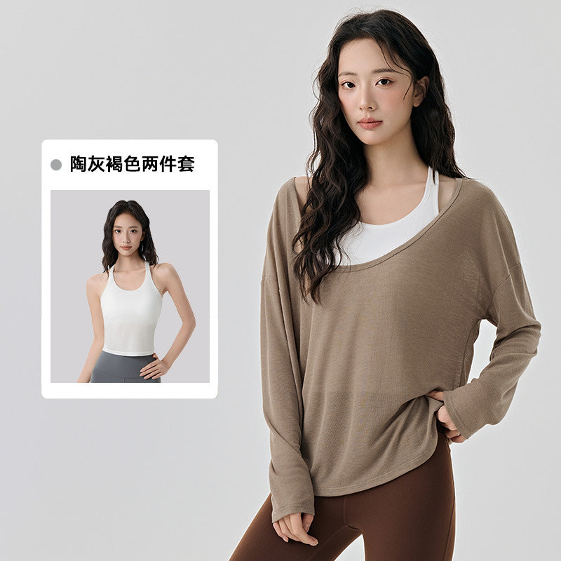 Layered with a two-piece yoga suit with a sense of luxury