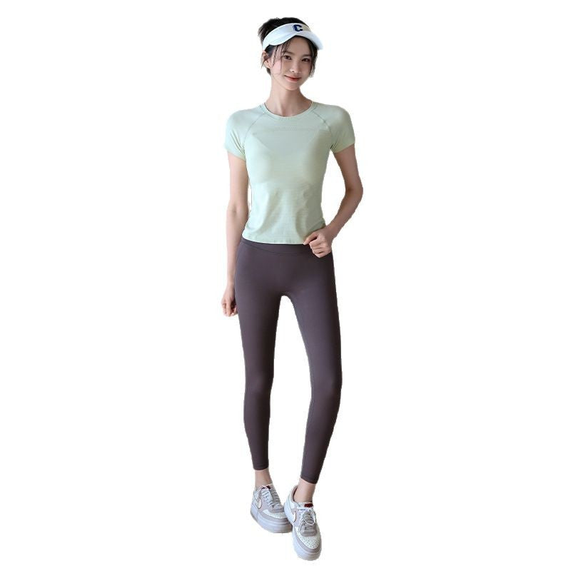 Breathable and slim with short sleeves