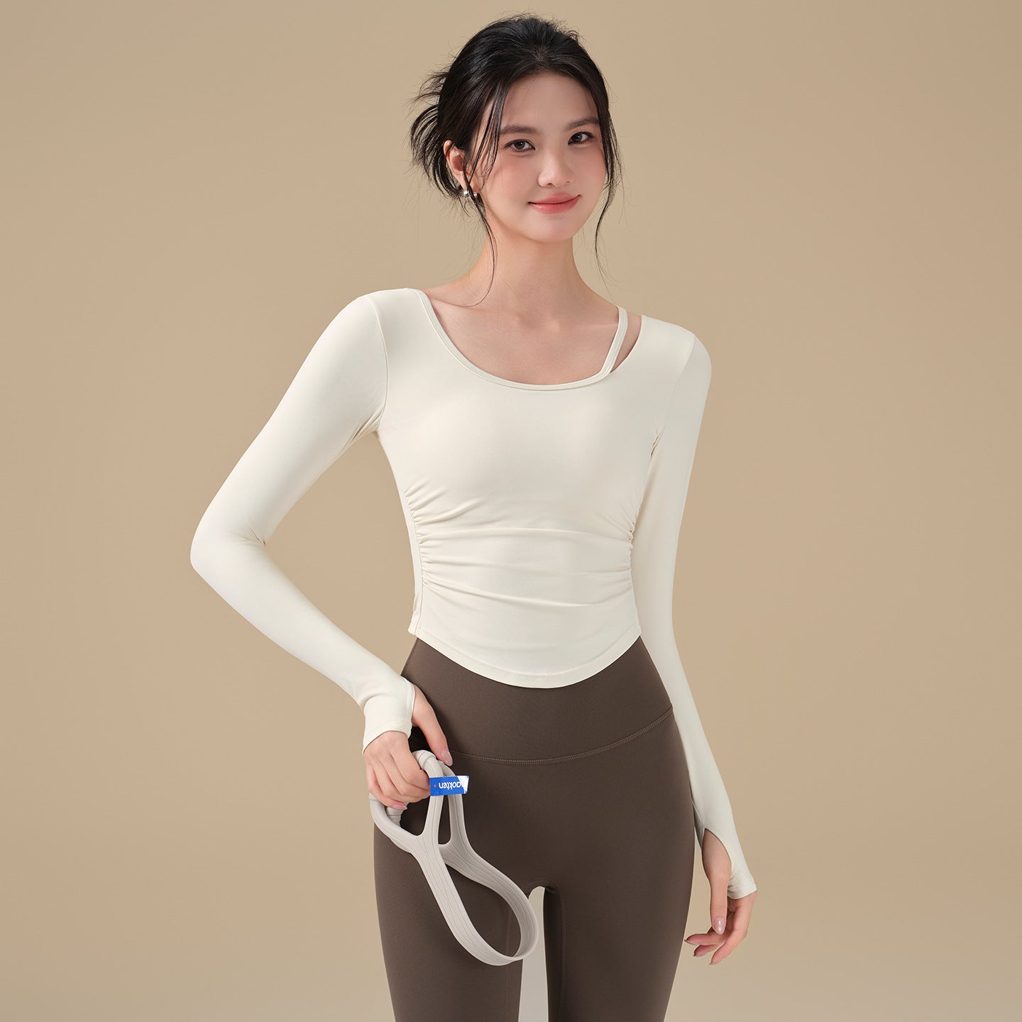Long-sleeved yoga top with chest pad and beautiful back