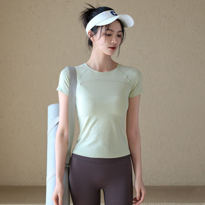 Breathable and slim with short sleeves