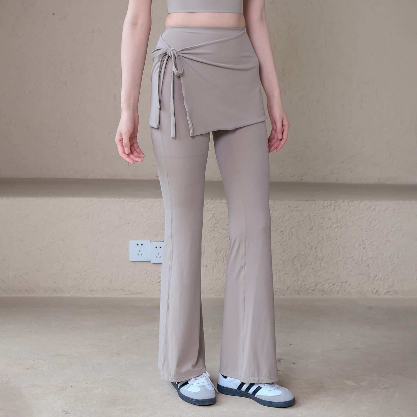 Cool feeling covers the buttocks and slims down sports bootcuts