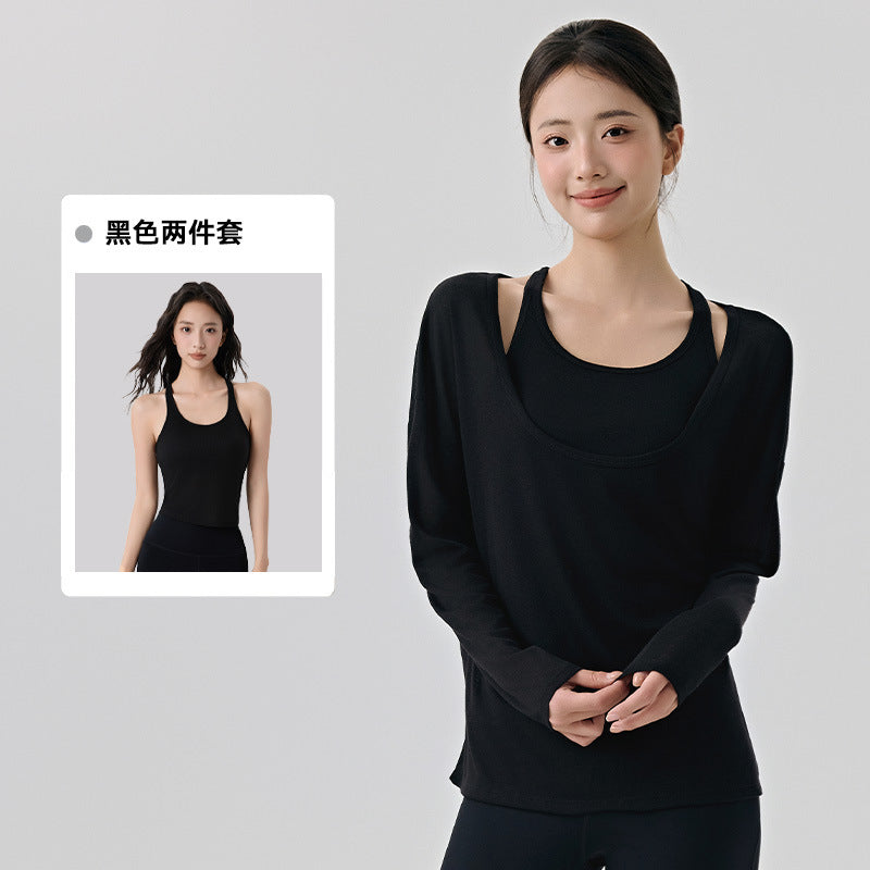 Layered with a two-piece yoga suit with a sense of luxury
