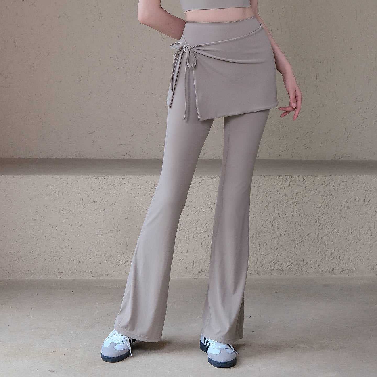 Cool feeling covers the buttocks and slims down sports bootcuts