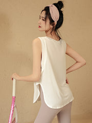 Loose quick-drying cover-up shows off the slimming sports vest