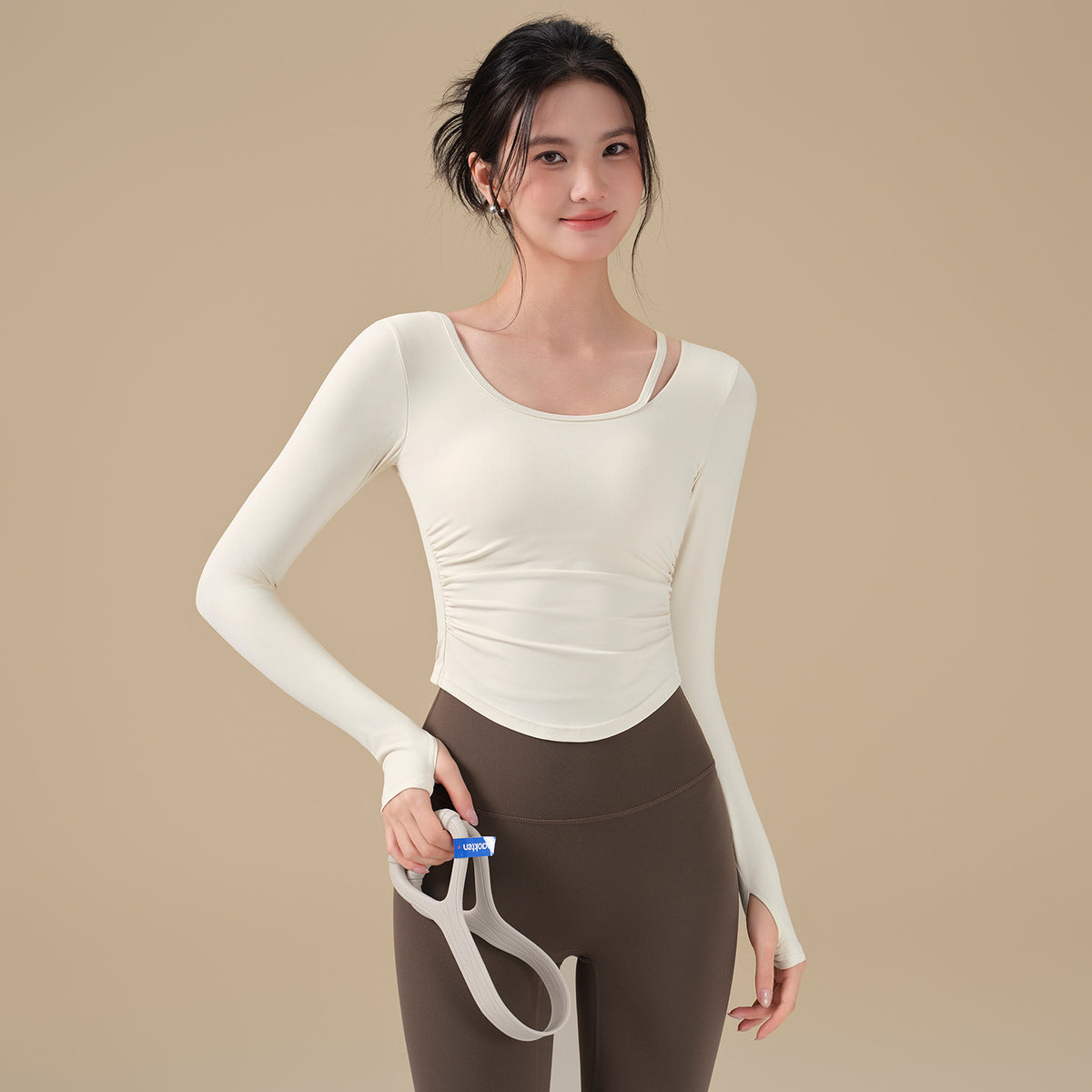 Long-sleeved yoga top with chest pad and beautiful back