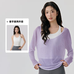 Layered with a two-piece yoga suit with a sense of luxury