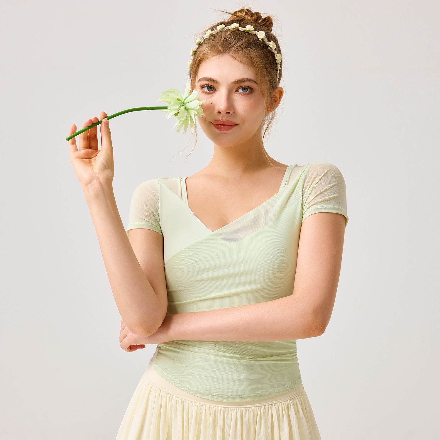 Mesh cross-pleats V-neck cut-out yoga short sleeves