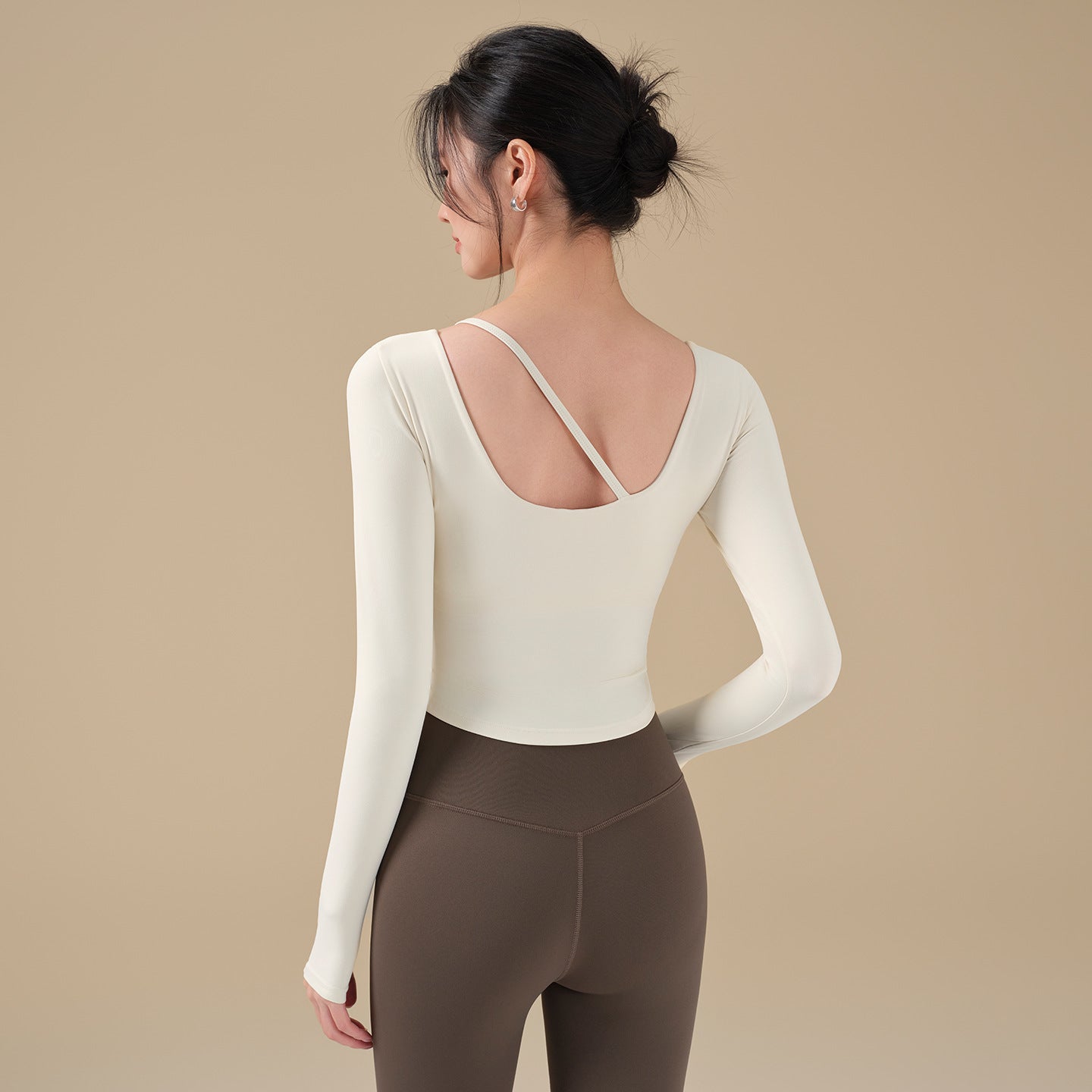 Long-sleeved yoga top with chest pad and beautiful back