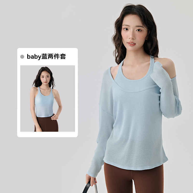 Layered with a two-piece yoga suit with a sense of luxury
