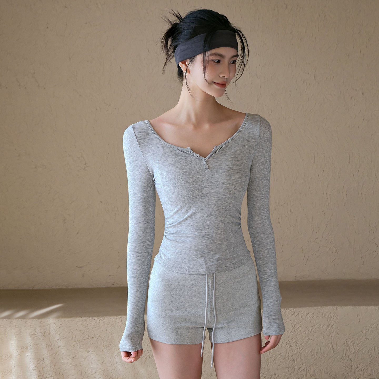 Slim and comfortable yoga clothes with long sleeves
