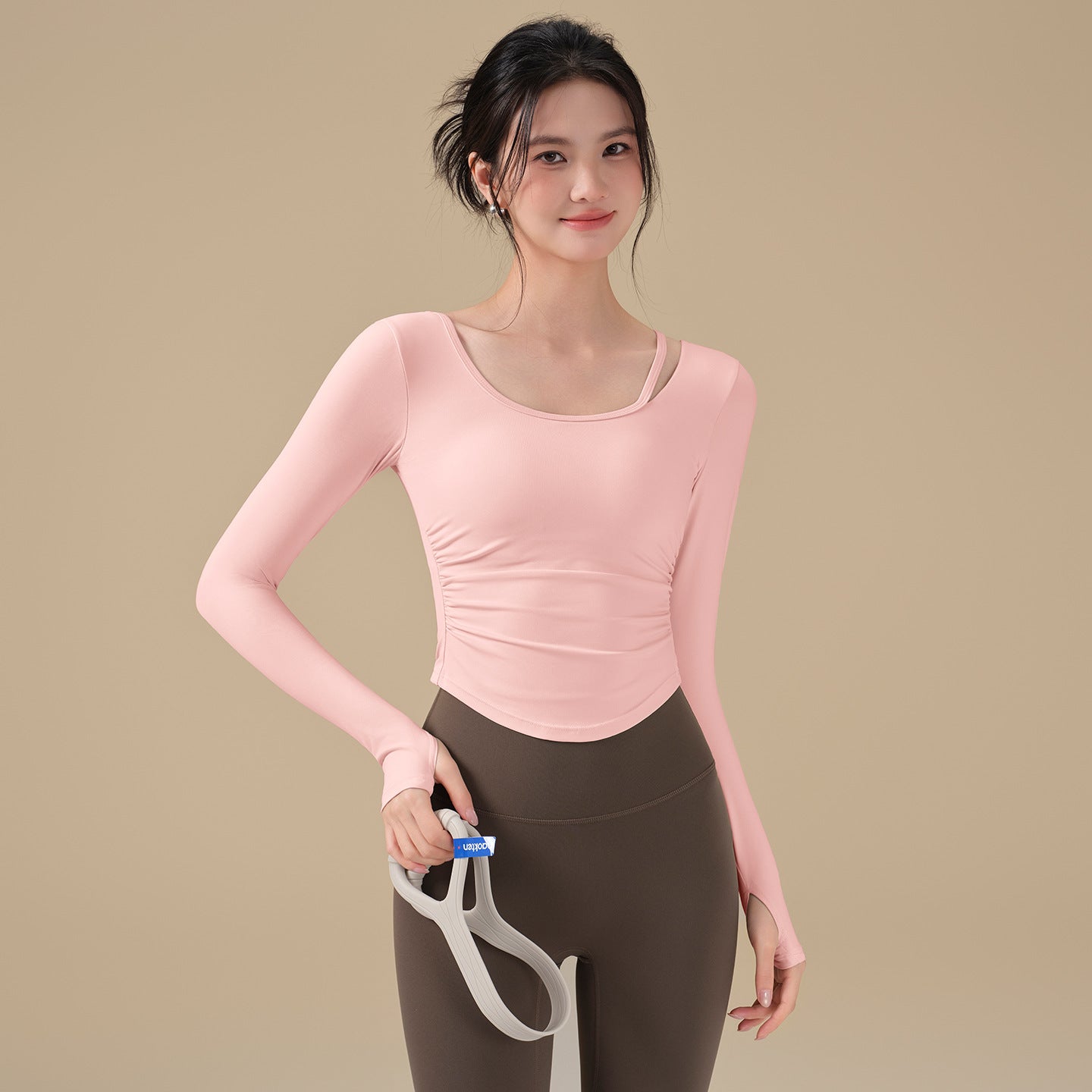 Long-sleeved yoga top with chest pad and beautiful back