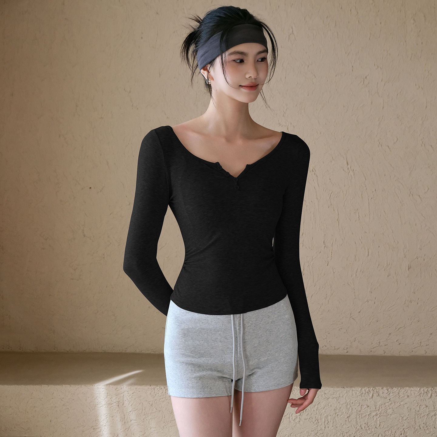 Slim and comfortable yoga clothes with long sleeves