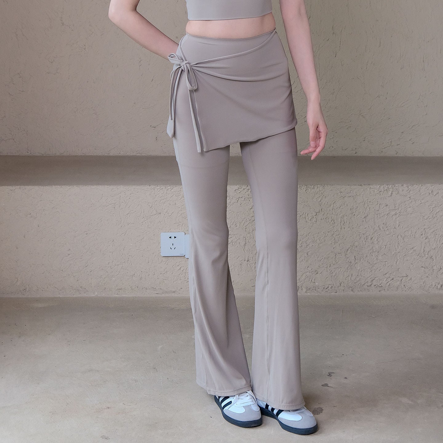 Cool feeling covers the buttocks and slims down sports bootcuts