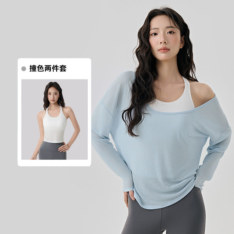 Layered with a two-piece yoga suit with a sense of luxury