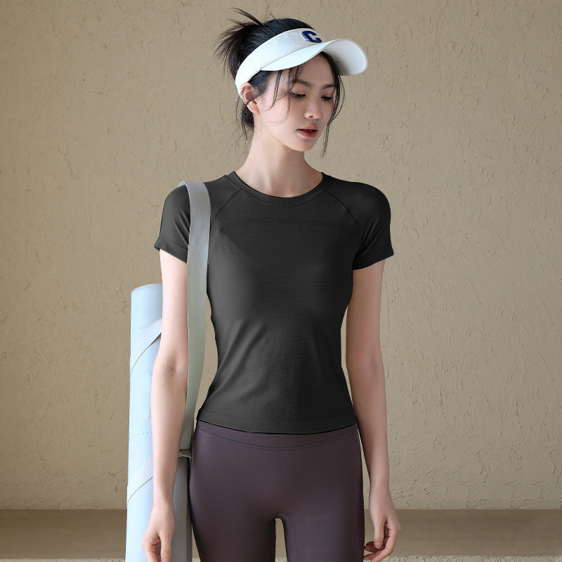 Breathable and slim with short sleeves