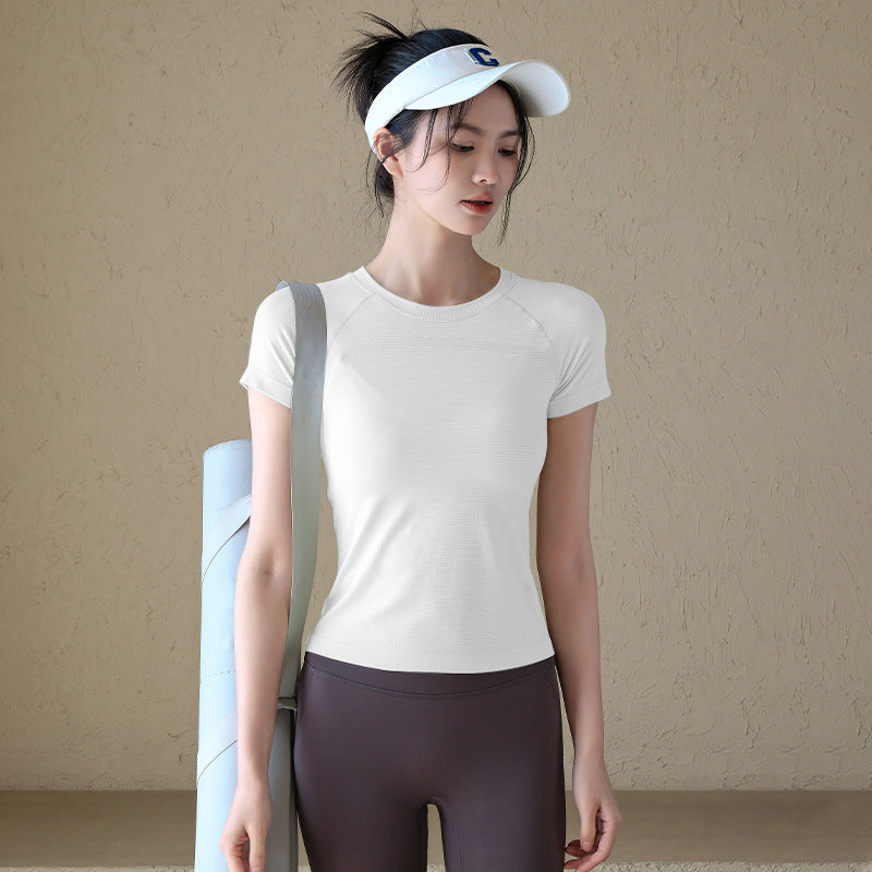 Breathable and slim with short sleeves