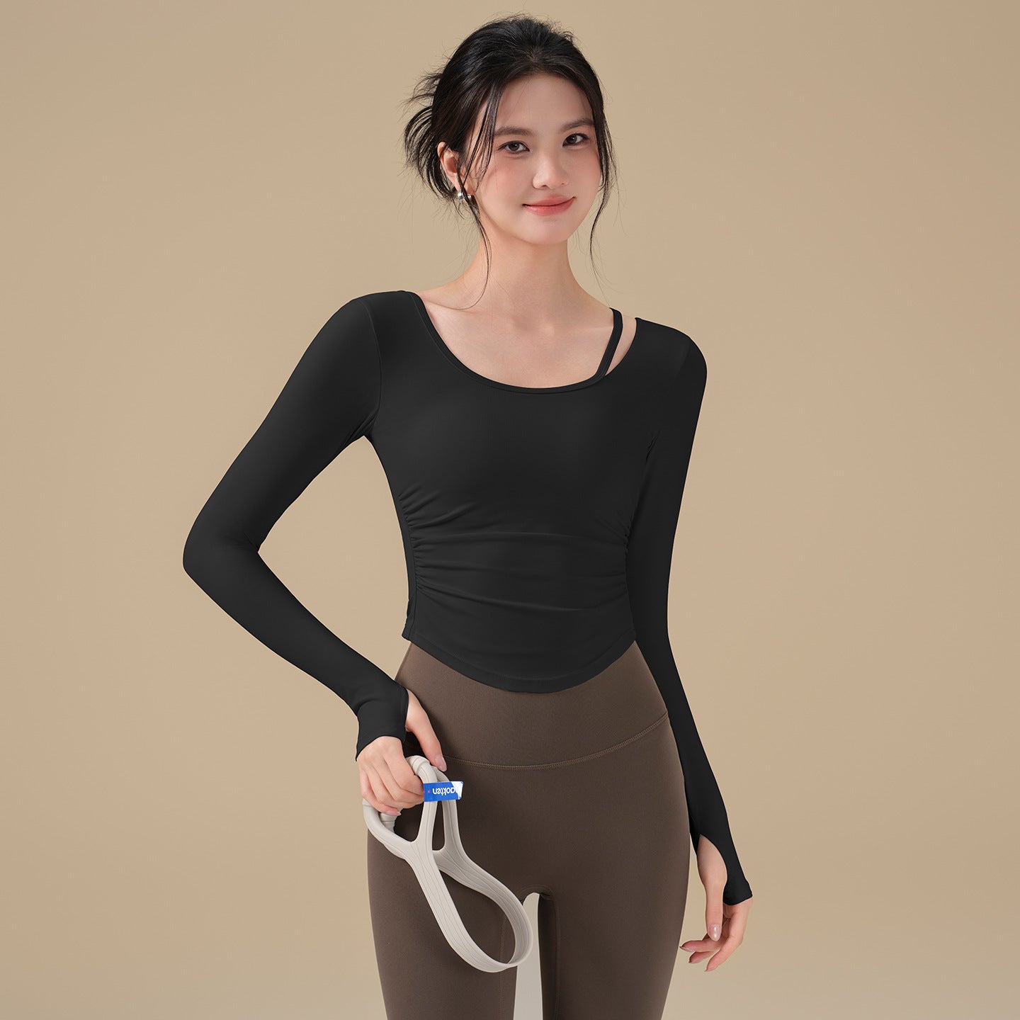 Long-sleeved yoga top with chest pad and beautiful back