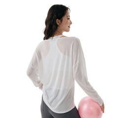 Layered with a two-piece yoga suit with a sense of luxury