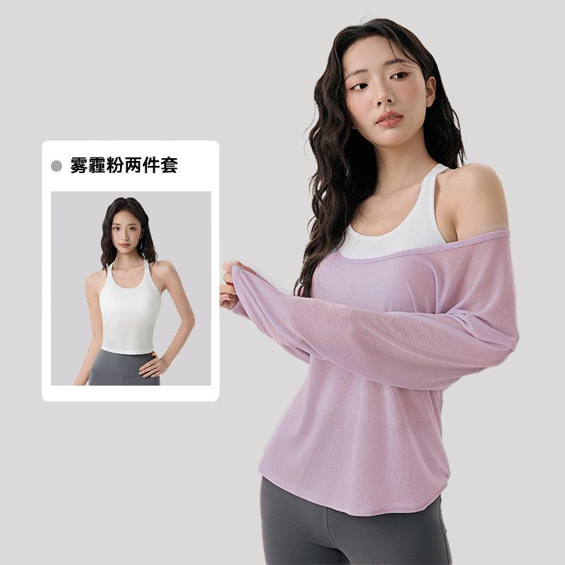 Layered with a two-piece yoga suit with a sense of luxury